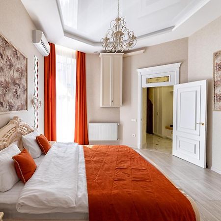 2 Bedroom Apartment Tykha Street City Center With Parking Place Lviv Eksteriør billede