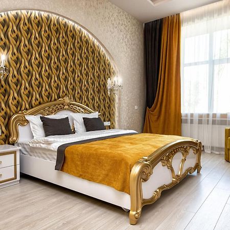 2 Bedroom Apartment Tykha Street City Center With Parking Place Lviv Eksteriør billede