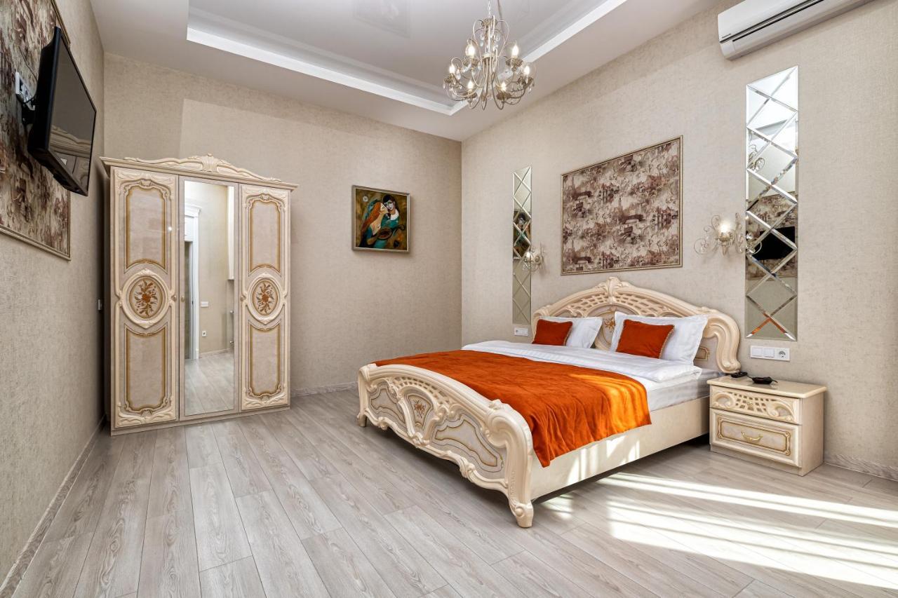 2 Bedroom Apartment Tykha Street City Center With Parking Place Lviv Eksteriør billede