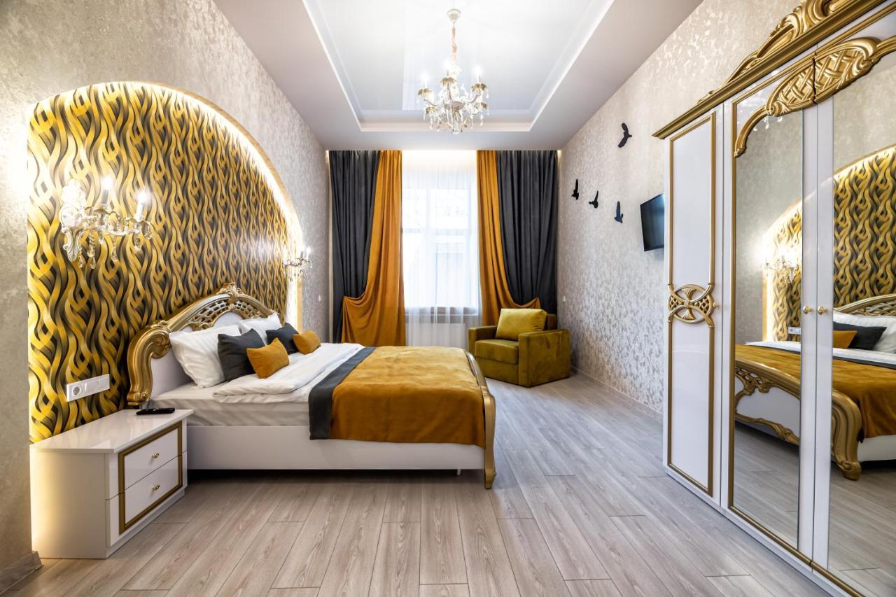 2 Bedroom Apartment Tykha Street City Center With Parking Place Lviv Eksteriør billede