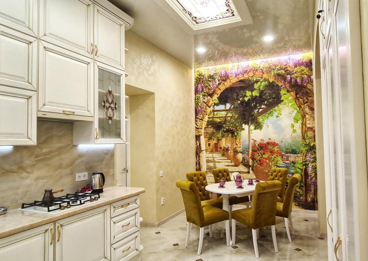2 Bedroom Apartment Tykha Street City Center With Parking Place Lviv Eksteriør billede