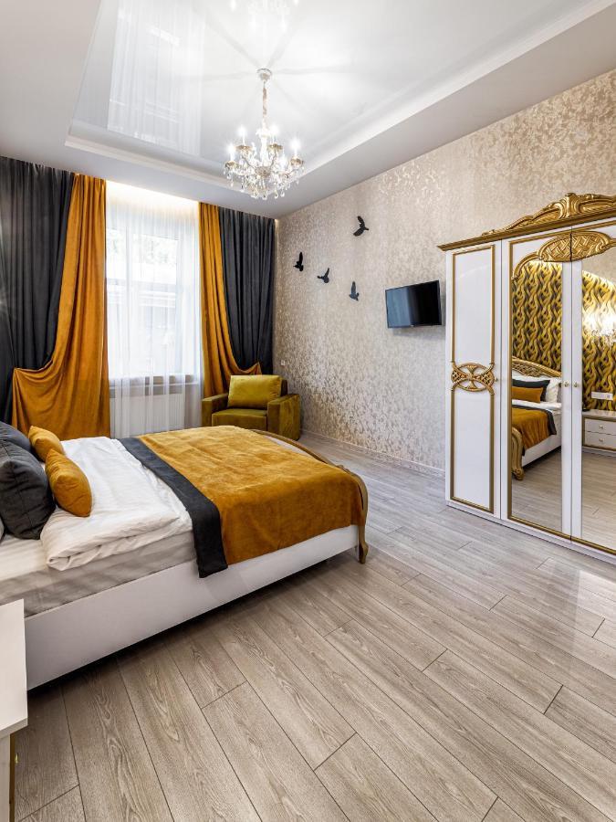 2 Bedroom Apartment Tykha Street City Center With Parking Place Lviv Eksteriør billede
