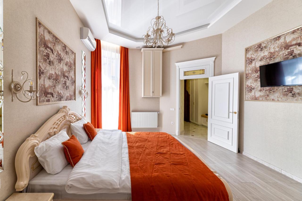 2 Bedroom Apartment Tykha Street City Center With Parking Place Lviv Eksteriør billede