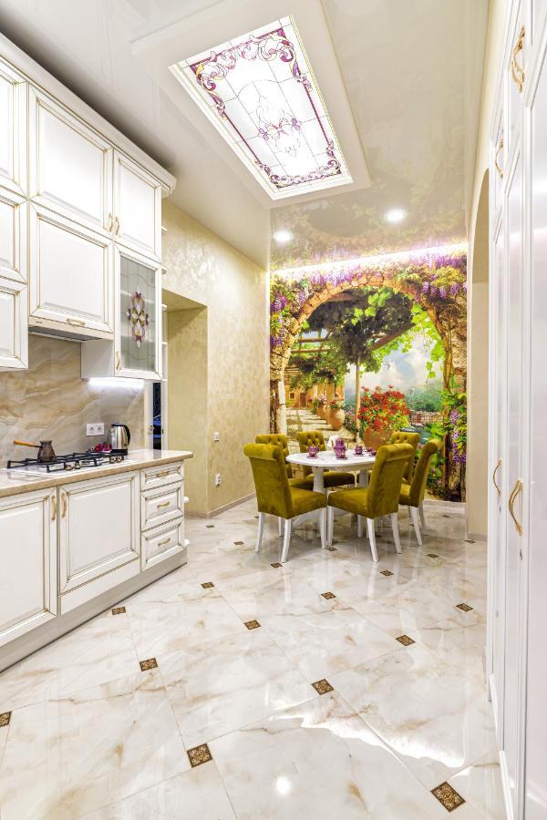 2 Bedroom Apartment Tykha Street City Center With Parking Place Lviv Eksteriør billede