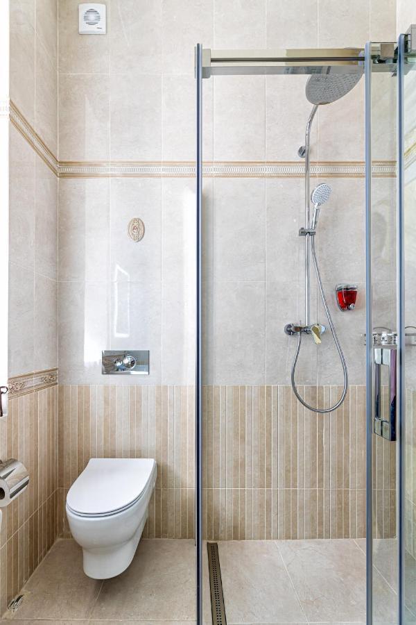 2 Bedroom Apartment Tykha Street City Center With Parking Place Lviv Eksteriør billede
