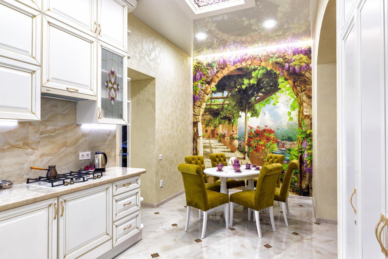 2 Bedroom Apartment Tykha Street City Center With Parking Place Lviv Eksteriør billede