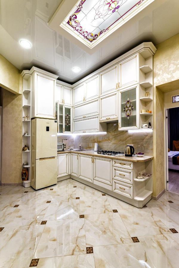 2 Bedroom Apartment Tykha Street City Center With Parking Place Lviv Eksteriør billede
