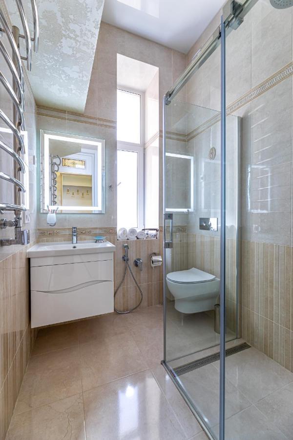 2 Bedroom Apartment Tykha Street City Center With Parking Place Lviv Eksteriør billede