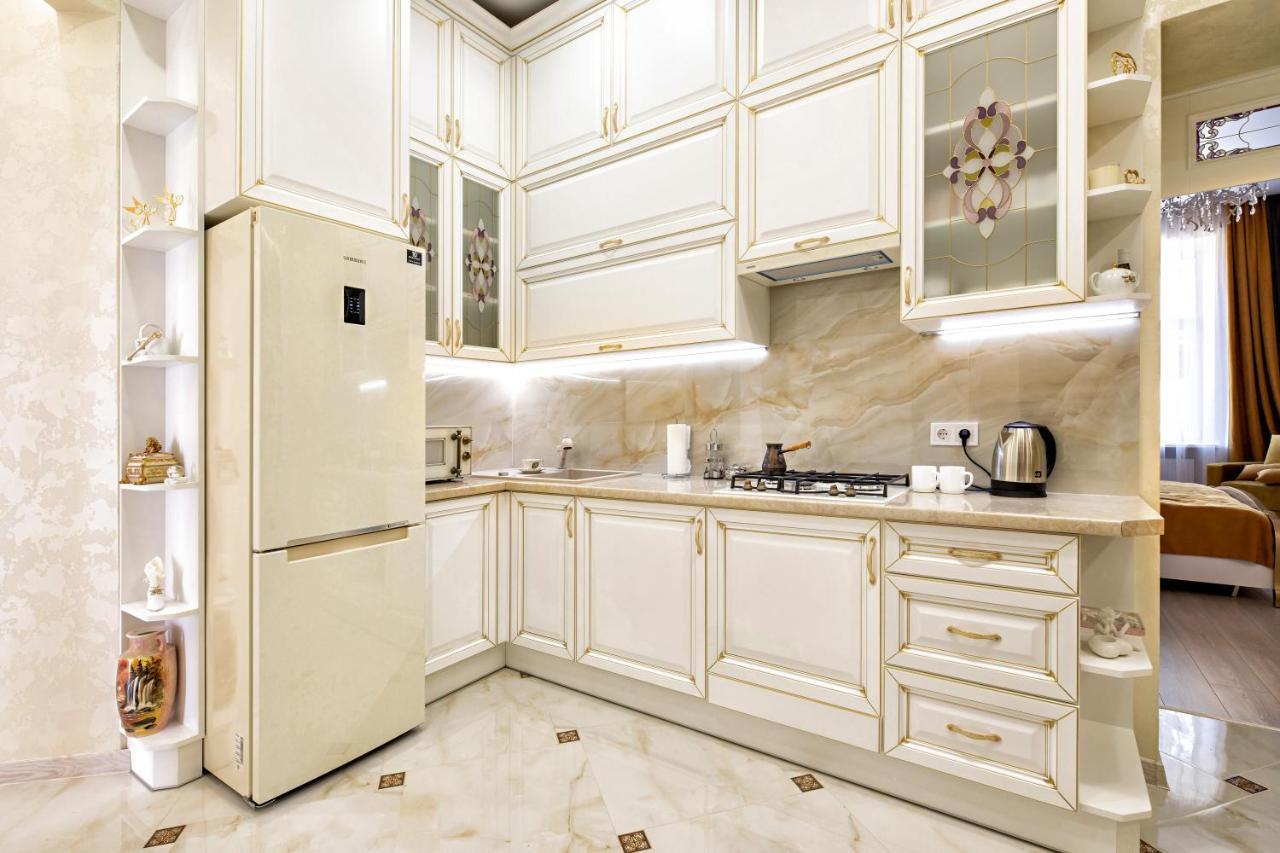 2 Bedroom Apartment Tykha Street City Center With Parking Place Lviv Eksteriør billede