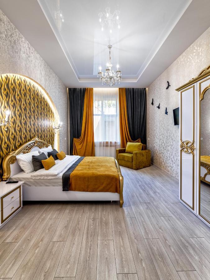 2 Bedroom Apartment Tykha Street City Center With Parking Place Lviv Eksteriør billede