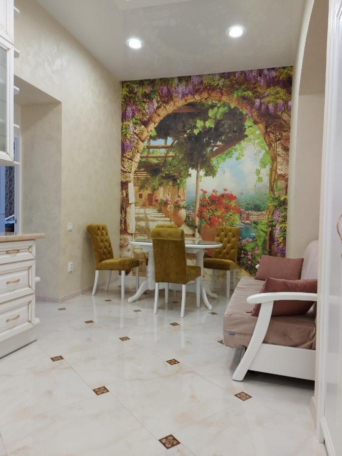 2 Bedroom Apartment Tykha Street City Center With Parking Place Lviv Eksteriør billede