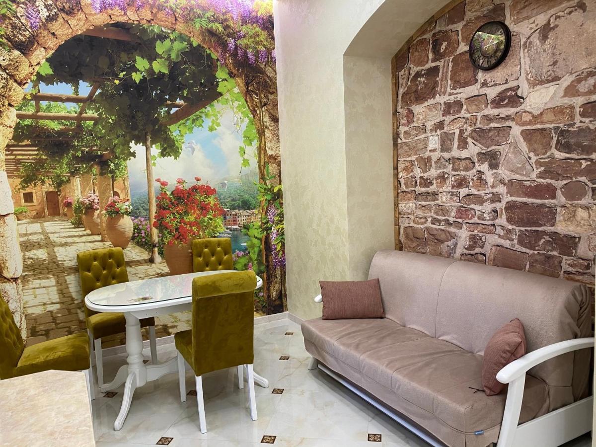 2 Bedroom Apartment Tykha Street City Center With Parking Place Lviv Eksteriør billede